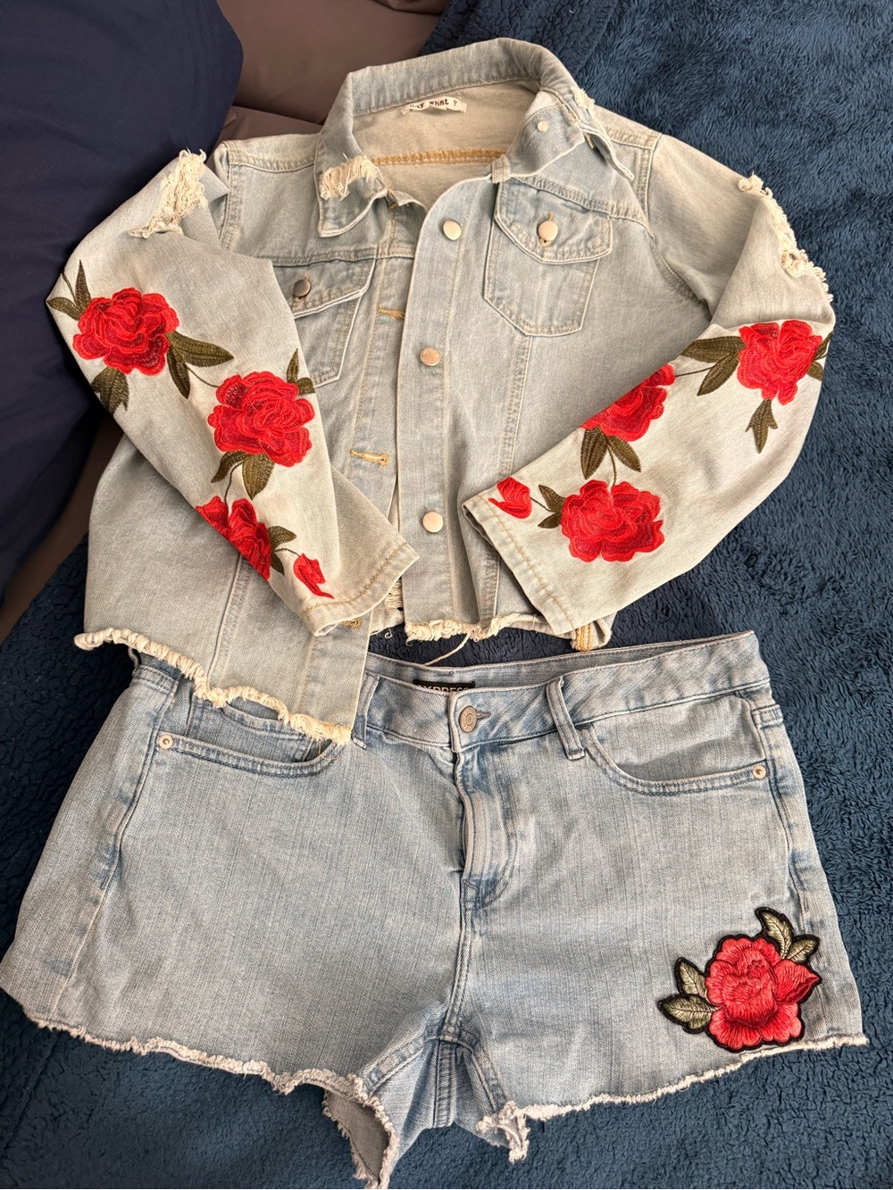 Lg Jean Rose patch jacket Light Wash Denim Express  Shorts with Red Rose Patch